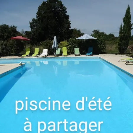 Сasa de vacaciones La Galerie gîte climatisé 4 chambres 8 personnes, 2 salles d'eau, 2 WC, WIFI, parking, piscine chauffée à partager, animaux acceptés, Gîte en pleine nature Lorignac