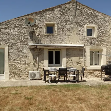 La Galerie gîte climatisé 4 chambres 8 personnes, 2 salles d'eau, 2 WC, WIFI, parking, piscine chauffée à partager, animaux acceptés, Gîte en pleine nature Сasa de vacaciones Lorignac