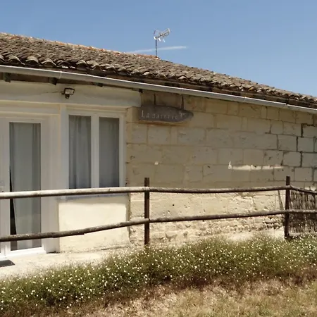 La Galerie gîte climatisé 4 chambres 8 personnes, 2 salles d'eau, 2 WC, WIFI, parking, piscine chauffée à partager, animaux acceptés, Gîte en pleine nature *