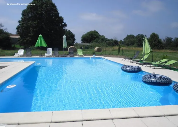 La Galerie gîte climatisé 4 chambres 8 personnes, 2 salles d'eau, 2 WC, WIFI, parking, piscine chauffée à partager, animaux acceptés, Gîte en pleine nature Сasa de vacaciones