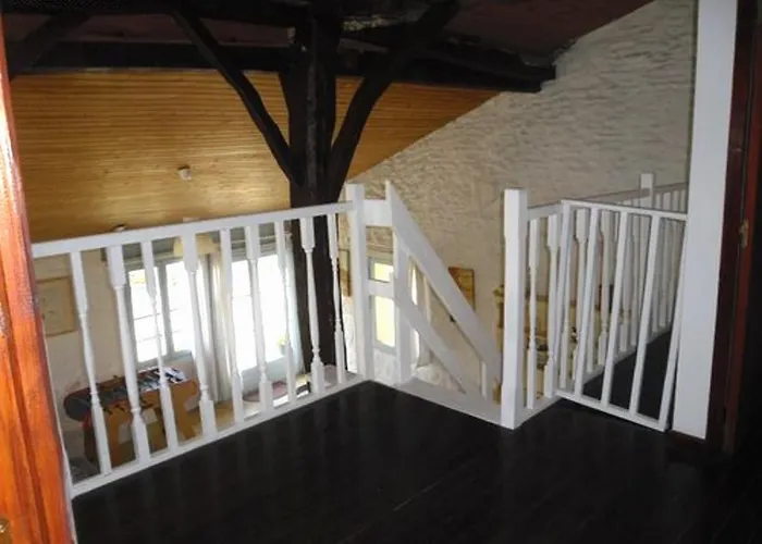 La Galerie gîte climatisé 4 chambres 8 personnes, 2 salles d'eau, 2 WC, WIFI, parking, piscine chauffée à partager, animaux acceptés, Gîte en pleine nature Сasa de vacaciones Lorignac