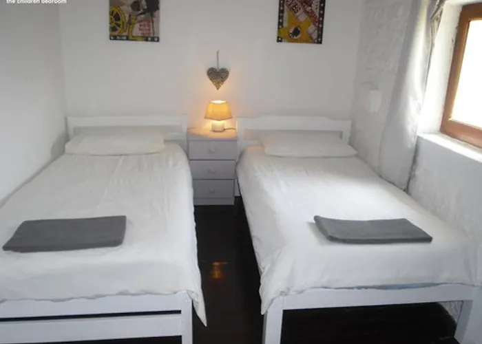 La Galerie gîte climatisé 4 chambres 8 personnes, 2 salles d'eau, 2 WC, WIFI, parking, piscine chauffée à partager, animaux acceptés, Gîte en pleine nature