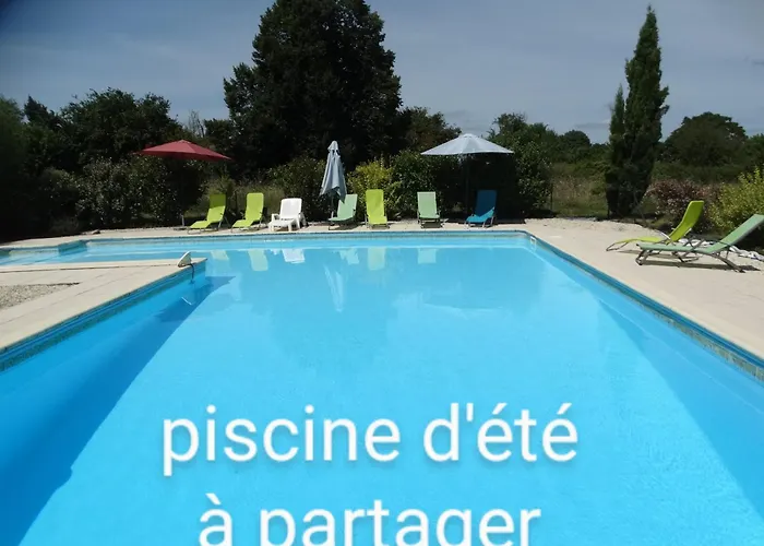 Сasa de vacaciones La Galerie gîte climatisé 4 chambres 8 personnes, 2 salles d'eau, 2 WC, WIFI, parking, piscine chauffée à partager, animaux acceptés, Gîte en pleine nature Lorignac