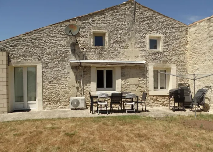 La Galerie gîte climatisé 4 chambres 8 personnes, 2 salles d'eau, 2 WC, WIFI, parking, piscine chauffée à partager, animaux acceptés, Gîte en pleine nature Сasa de vacaciones Lorignac