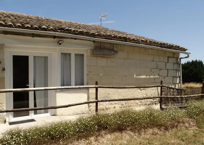 La Galerie gîte climatisé 4 chambres 8 personnes, 2 salles d'eau, 2 WC, WIFI, parking, piscine chauffée à partager, animaux acceptés, Gîte en pleine nature *