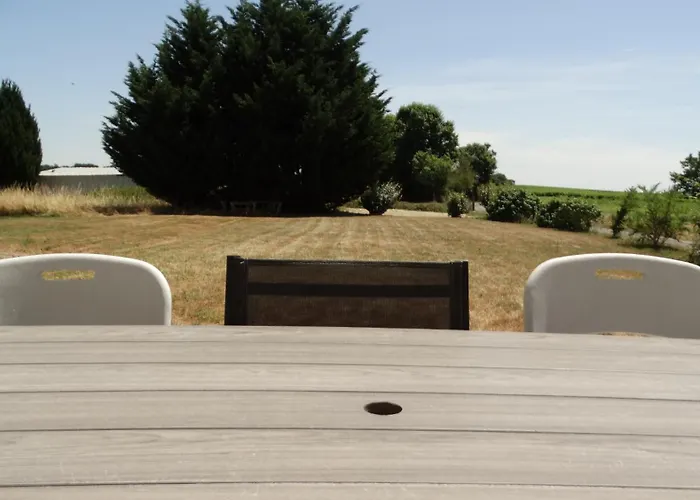 La Galerie gîte climatisé 4 chambres 8 personnes, 2 salles d'eau, 2 WC, WIFI, parking, piscine chauffée à partager, animaux acceptés, Gîte en pleine nature Lorignac