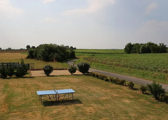 La Galerie gîte climatisé 4 chambres 8 personnes, 2 salles d'eau, 2 WC, WIFI, parking, piscine chauffée à partager, animaux acceptés, Gîte en pleine nature Сasa de vacaciones