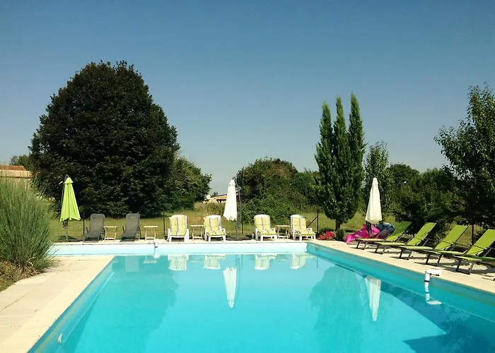 La Galerie gîte climatisé 4 chambres 8 personnes, 2 salles d'eau, 2 WC, WIFI, parking, piscine chauffée à partager, animaux acceptés, Gîte en pleine nature